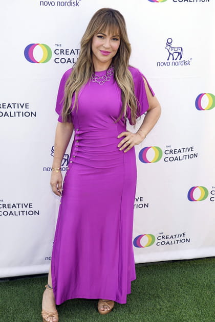 Après : Alyssa Milano à 50 ans en robe flashy