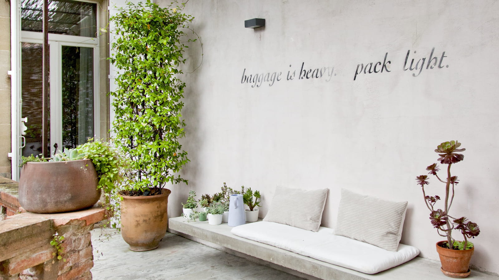 Banquette et plantes grasses