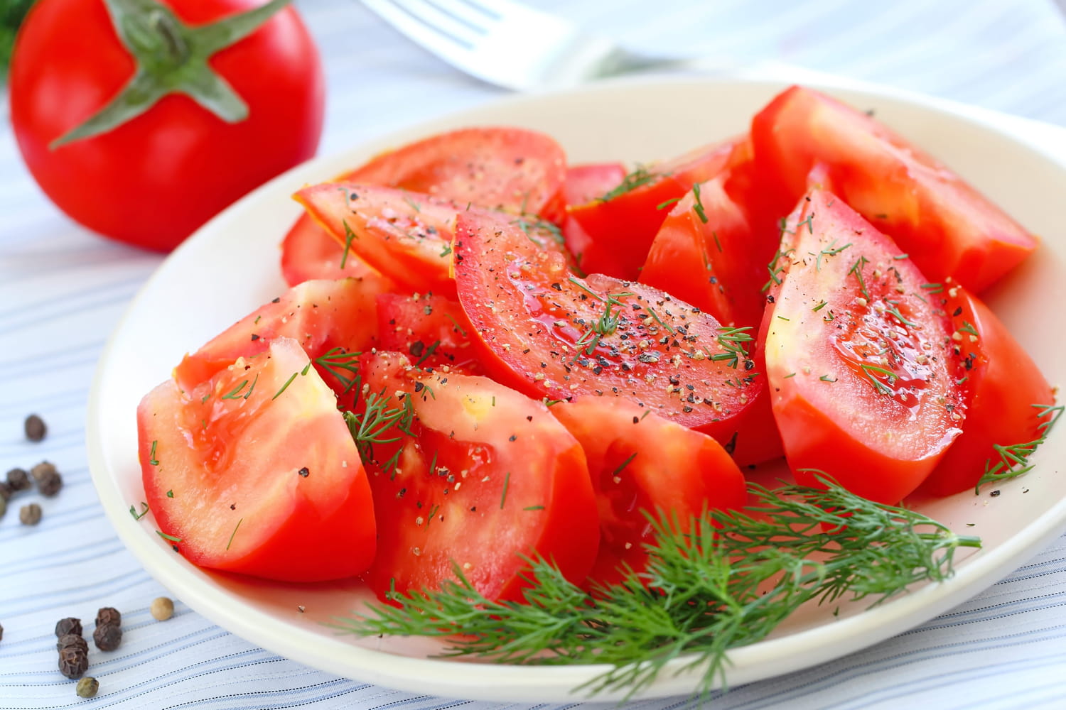 Ce petit geste transforme une salade de tomates en une entrée d'exception sans rien ajouter