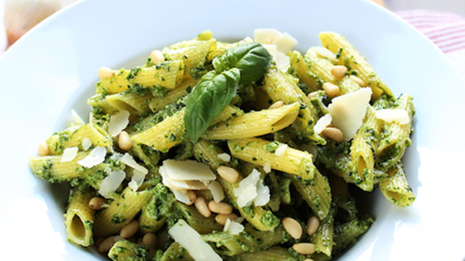 Pâtes penne au pesto de roquette et épinards