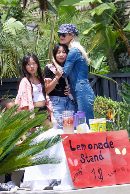 Joy Hallyday en crop top &agrave; Los Angeles, en 2019