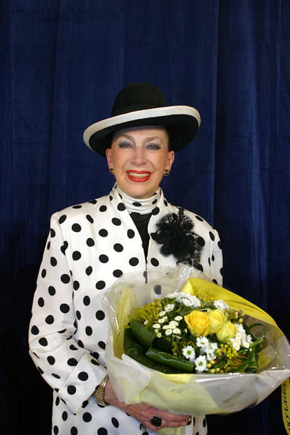 Geneviève de Fontenay en chapeau bicolore et veste blanche à pois noirs