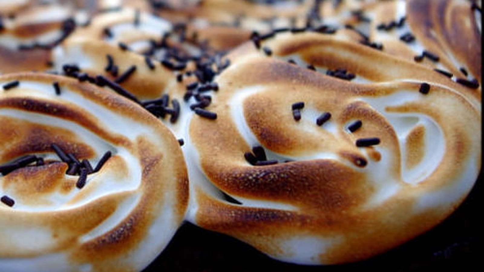 Gâteau aux épices et meringue à la réglisse