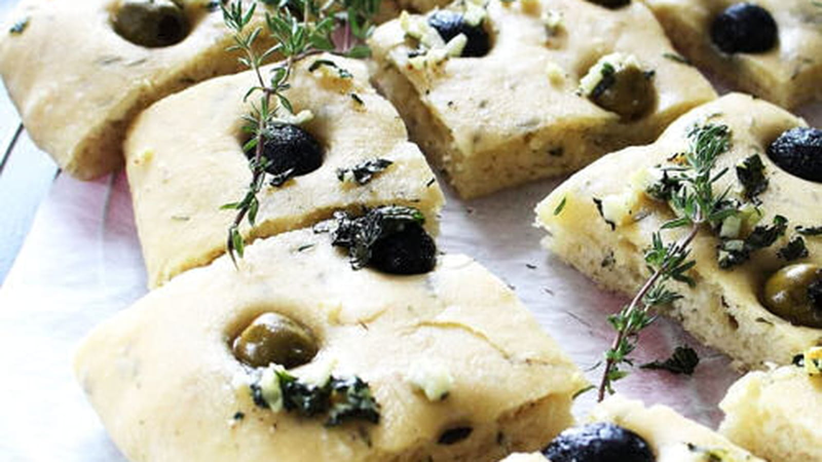 Focaccia aux olives et thym frais
