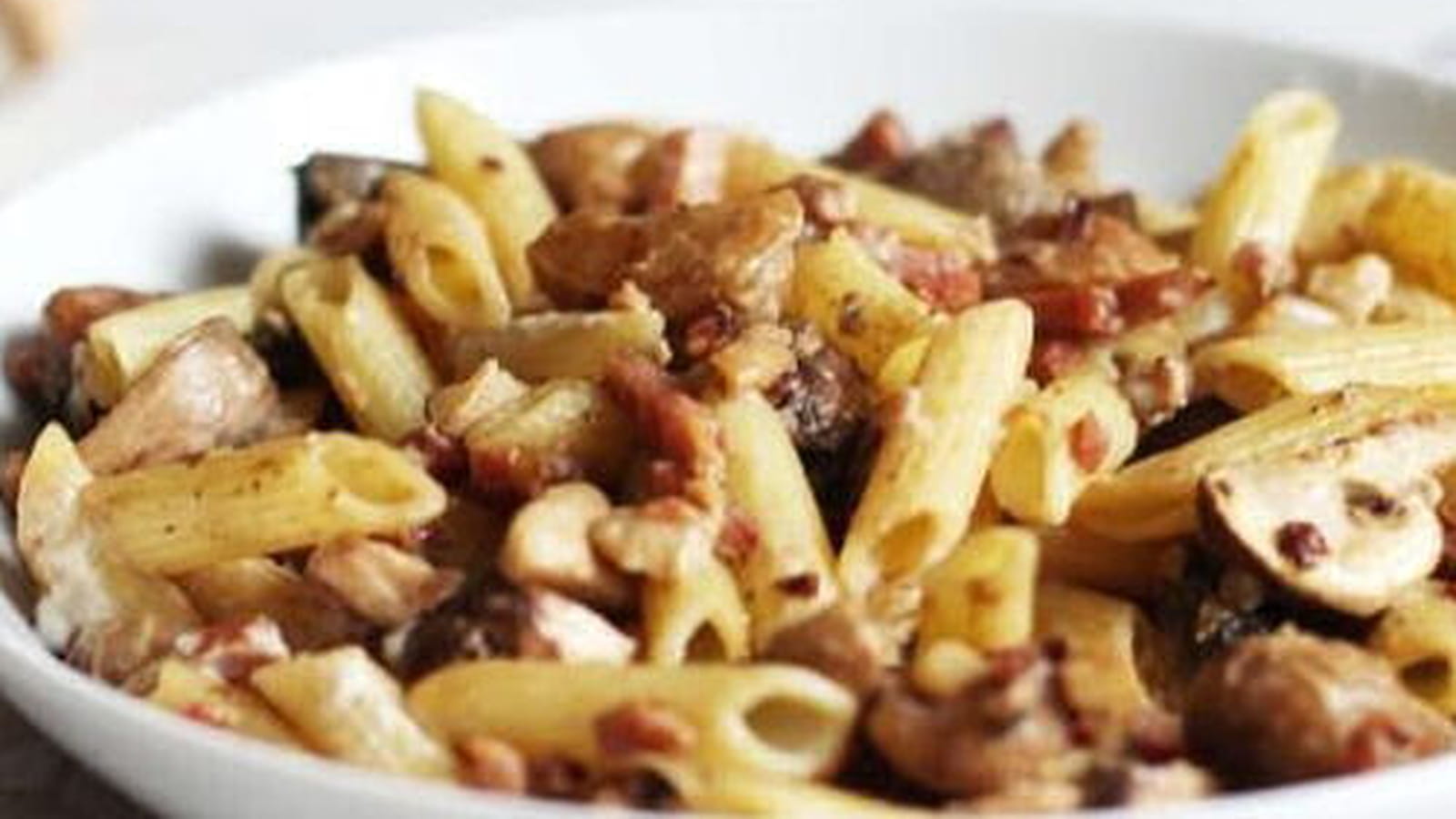 Pâtes penne aux marrons, champignons et bacon