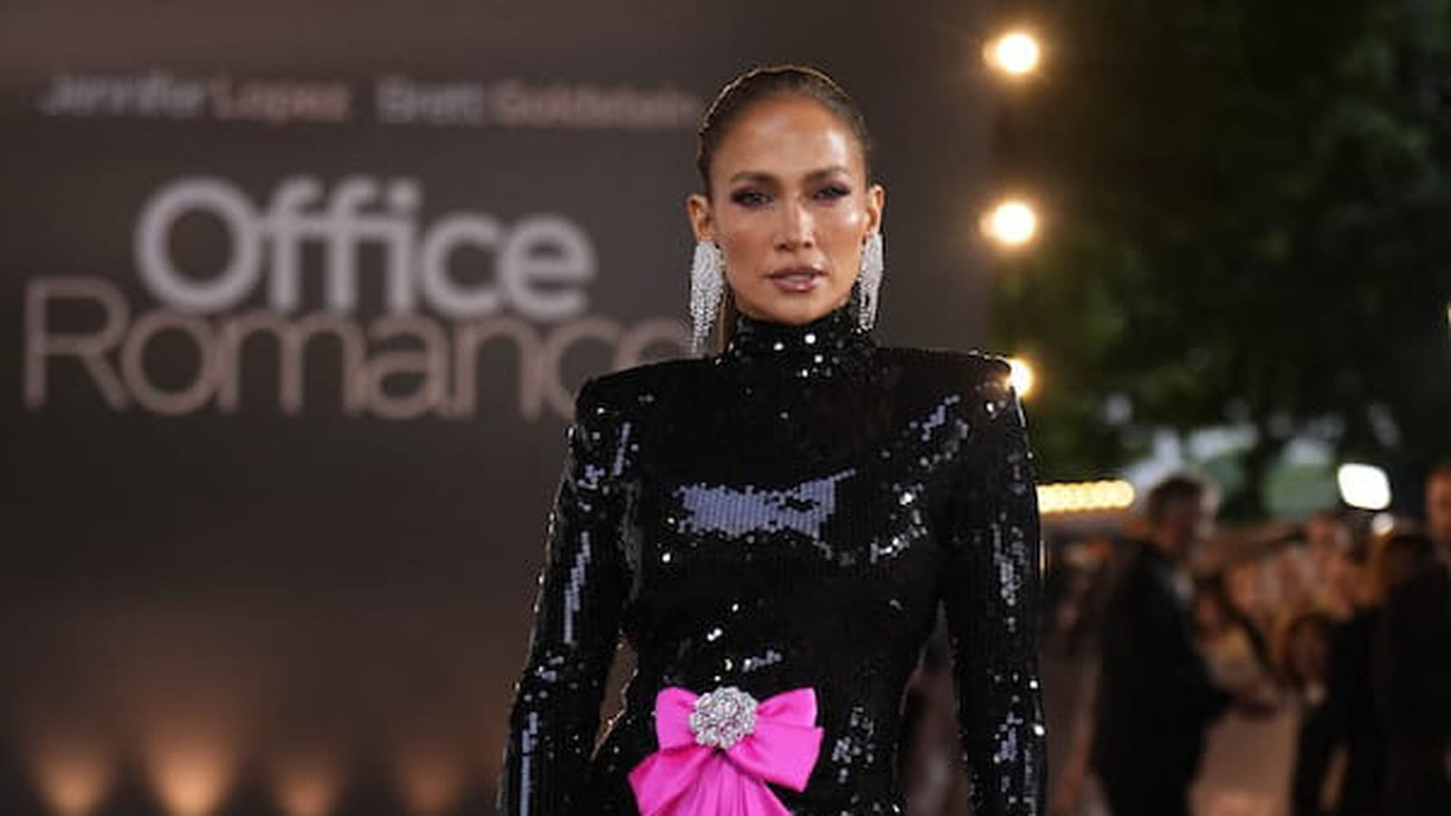 Brigitte Macron incroyablement élégante tout en beige, Jennifer Lopez fait souffler un vent de glamour en robe haute couture
