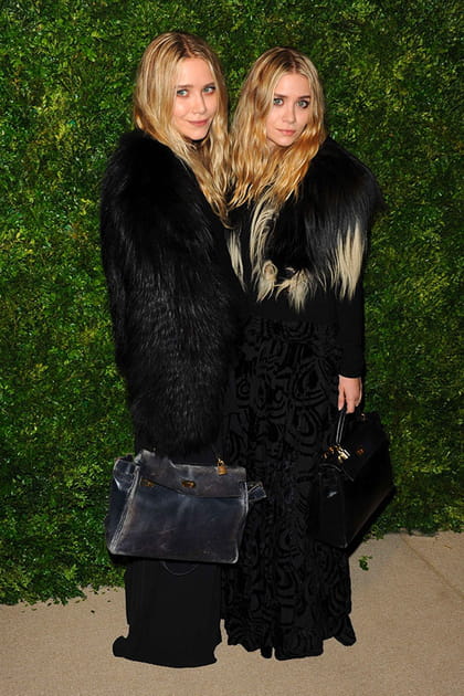 Mary-Kate et Ashley Olsen en manteaux de fourrure noirs
