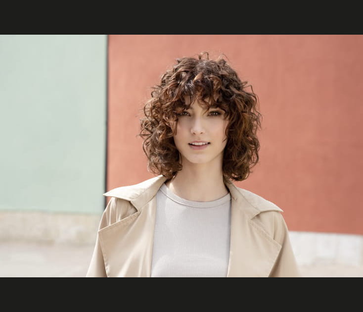 Le carr&eacute; &agrave; frange boucl&eacute;e