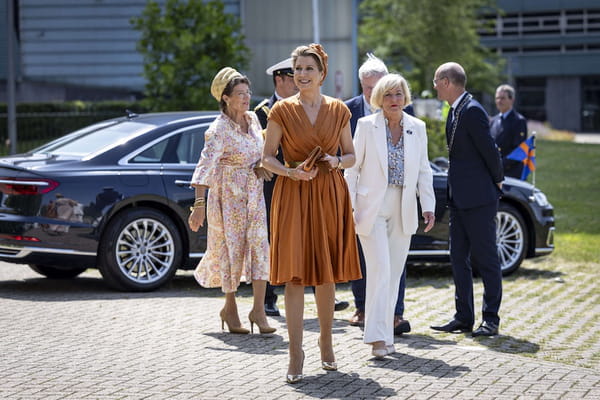 Maxima-Pays-Bas-robe-plissée-orange