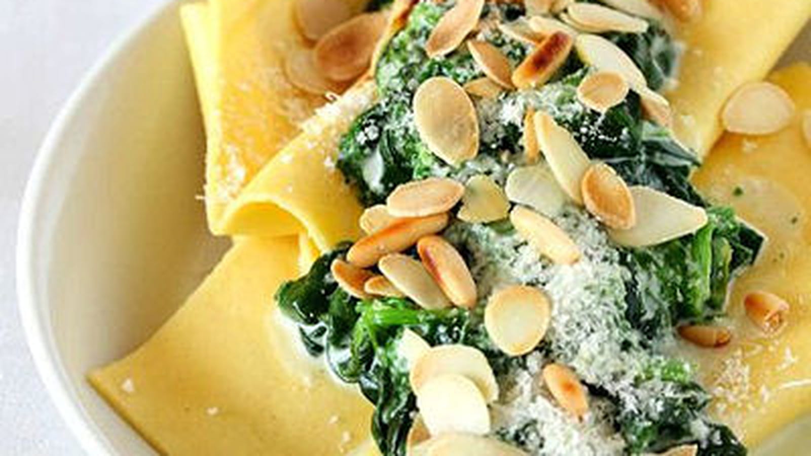 Lasagne aux épinards, parmesan, amandes et pignons de pin torréfiés