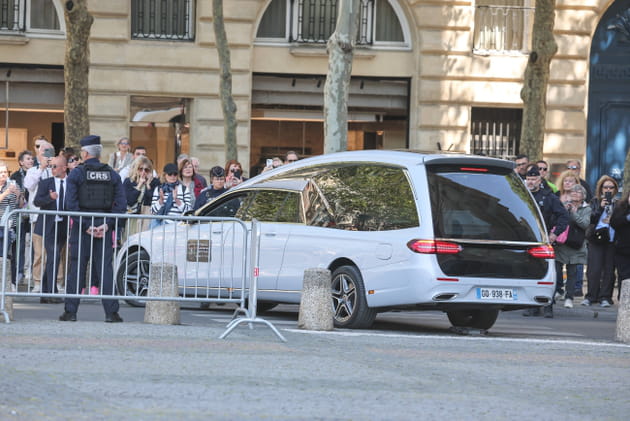 Le corbillard transportant le corps de Nathalie Baye quitte Saint-Sulpice