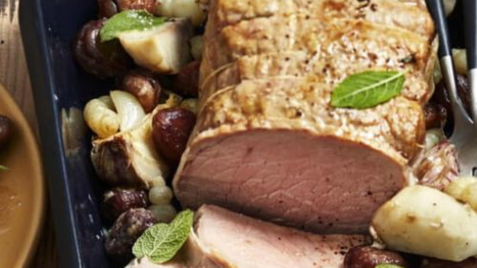 Rôti de veau à la sauge, mijoté de crosnes, topinambours, châtaignes et compotée d'airelle