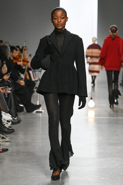 Veste cintr&eacute;e et pantalon asym&eacute;trique&nbsp;noir aper&ccedil;us sur le d&eacute;fil&eacute; CFCL