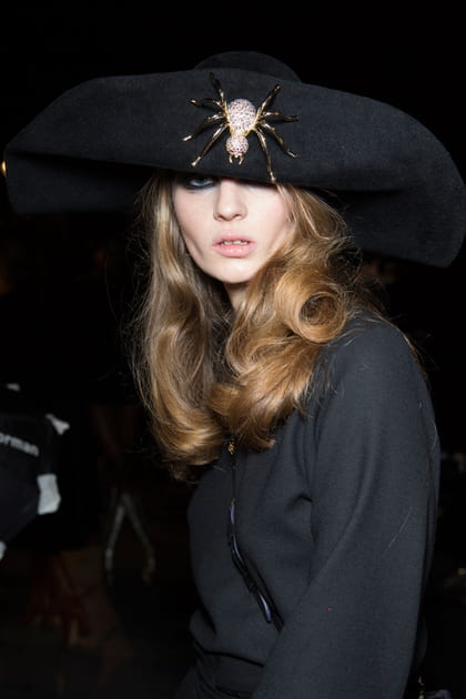 Le chapeau capeline araign&eacute;e du d&eacute;fil&eacute; Charlotte Olympia