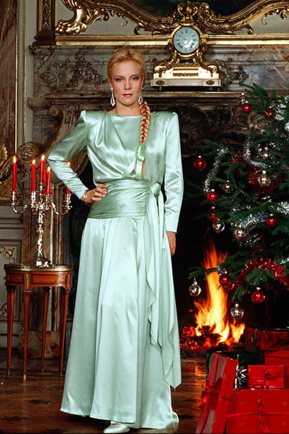Sylvie Vartan en robe satinée à épaulettes