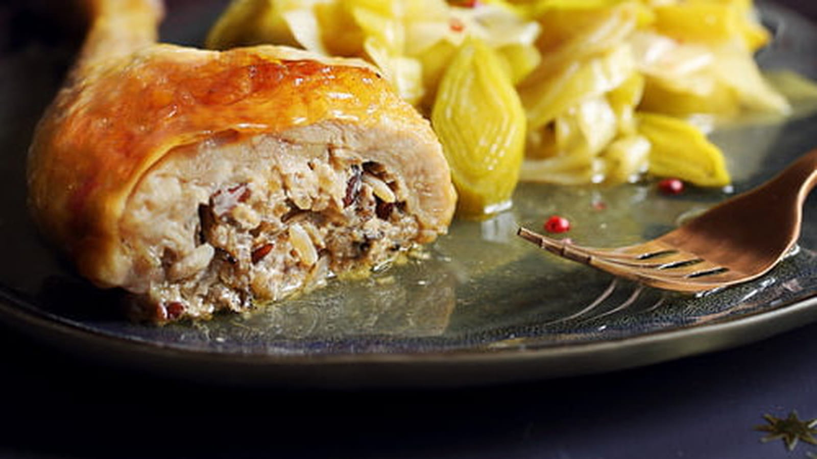 Cuisses de pintades farcies, fondue de poireaux au cidre