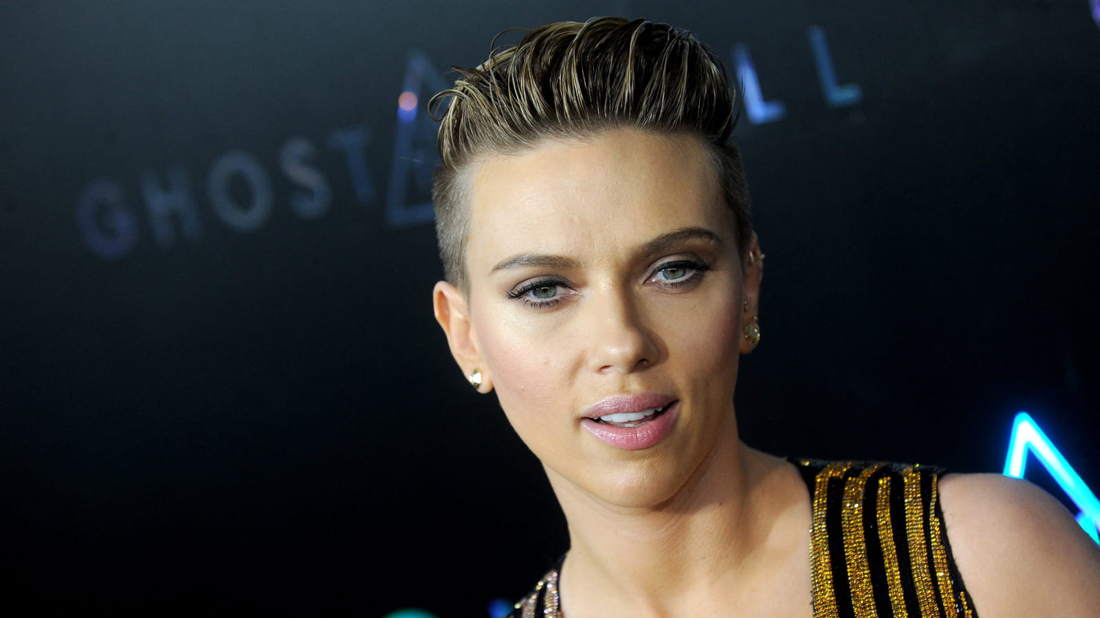 Les cheveux courts plaqués de Scarlett Johansson
