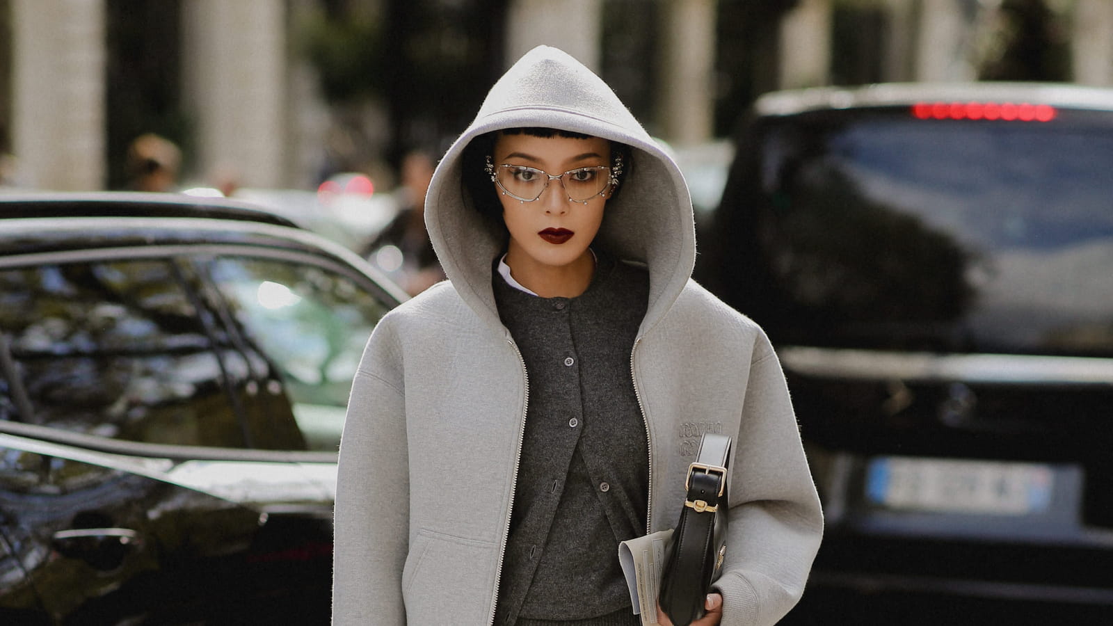20 façons d'adopter un look gris selon les influenceuses