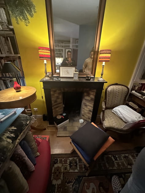 Avant&nbsp;: une chemin&eacute;e tr&egrave;s sombre dans le salon