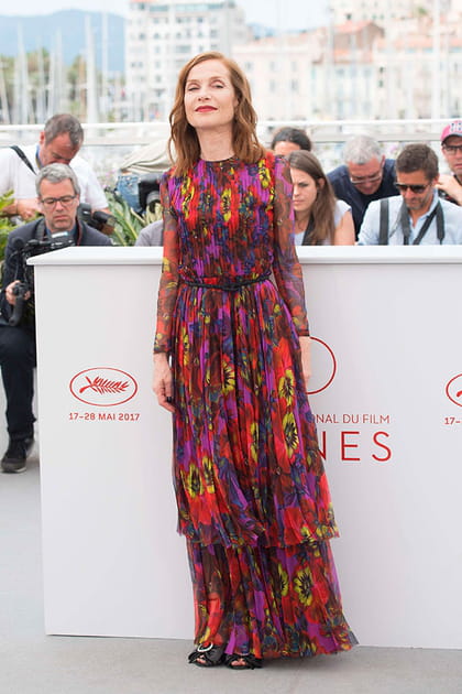 Isabelle Huppert en robe longue à motifs