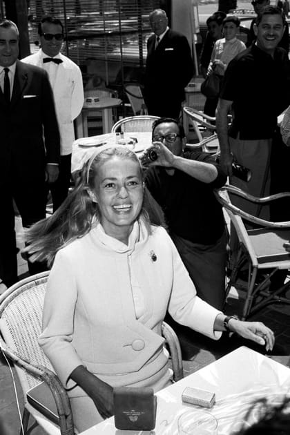 Jeanne Moreau en tailleur clair et serre-t&ecirc;te