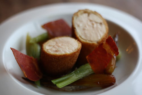 Poulet croustillant, légumes, chips jambon sec