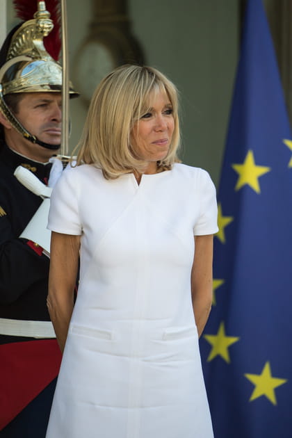 Brigitte Macron en robe blanche manches courtes