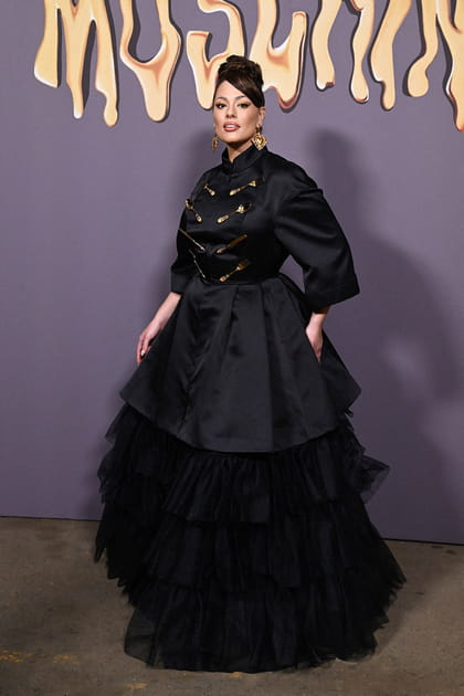 Ashley Graham​​​​​​​ en robe maxi noire bi-mati&egrave;re et col montant au d&eacute;fil&eacute; Moschino