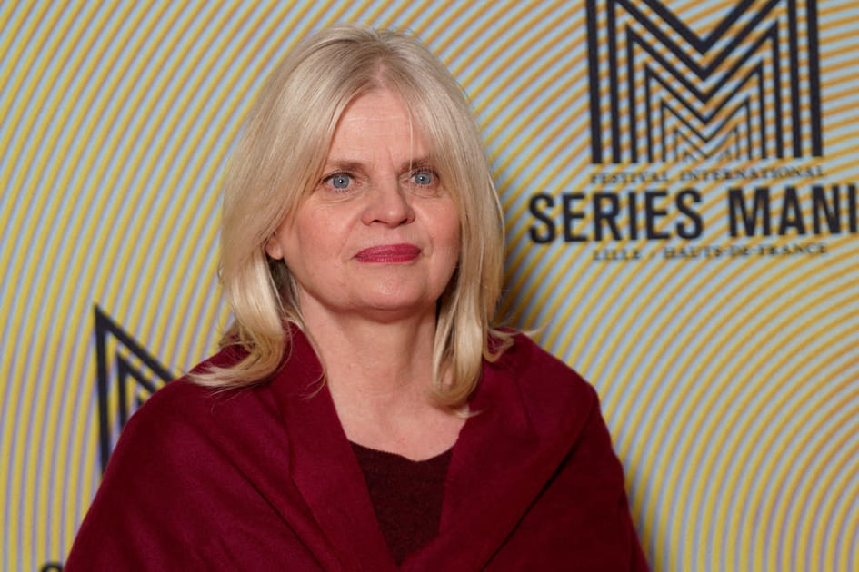 Le carr&eacute; mi-long blond clair d'Isablle Nanty