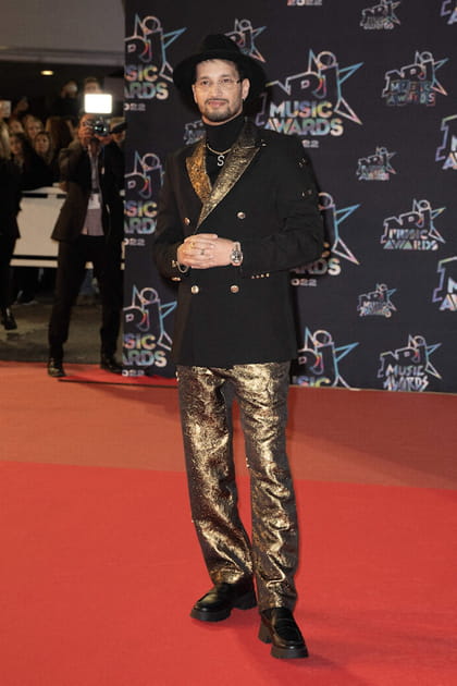 Soolking en costume noir et dor&eacute; avec un chapeau