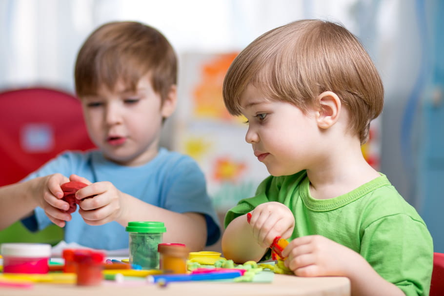 Garde d'enfant : les parents consacrent 446 euros par mois