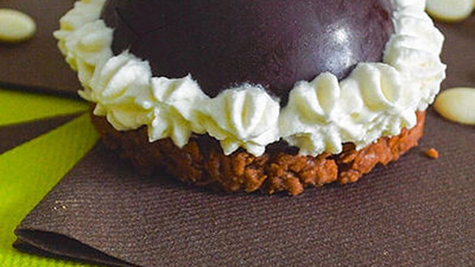 Tartelettes dômes au chocolat blanc, noir et praliné