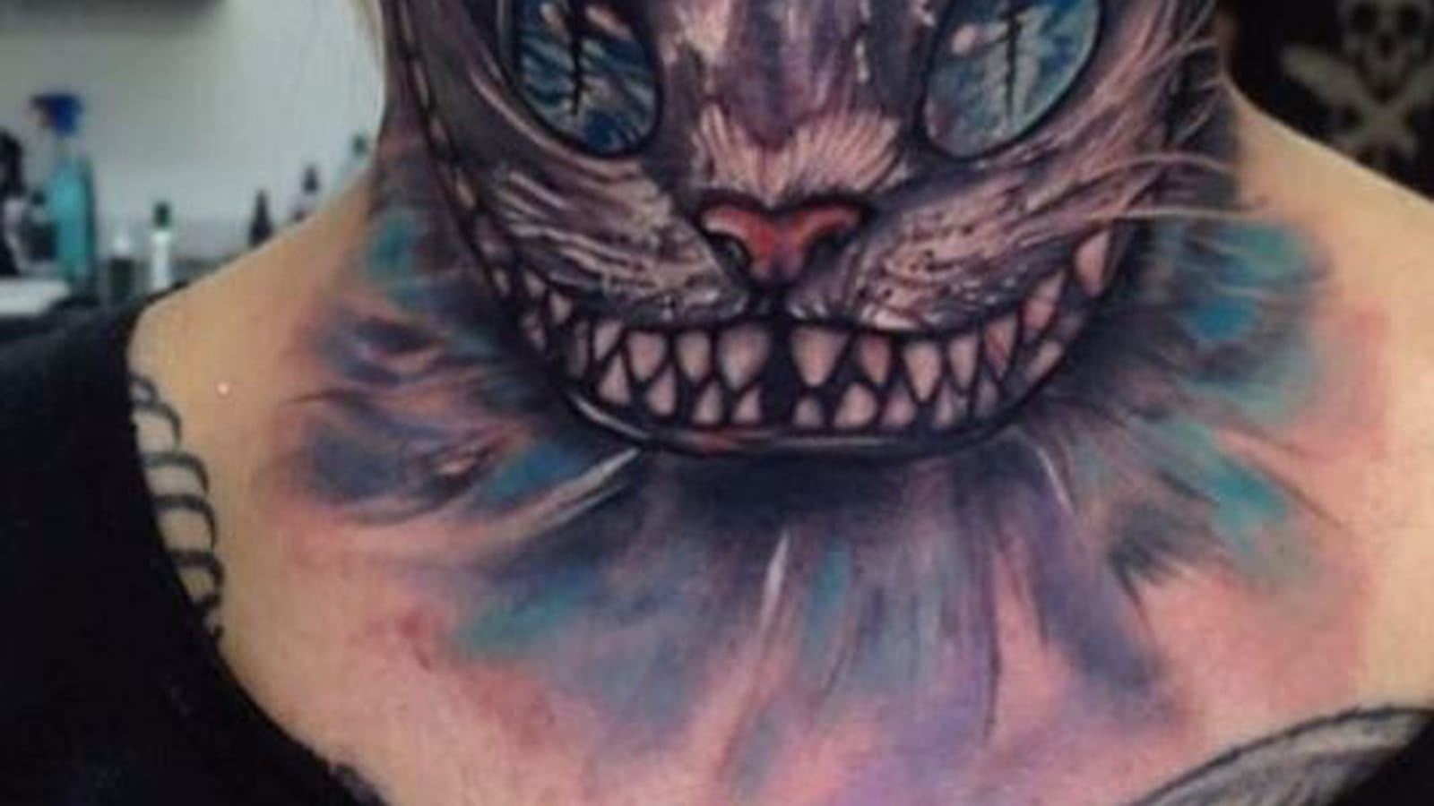Le chat du Cheshire sur le cou