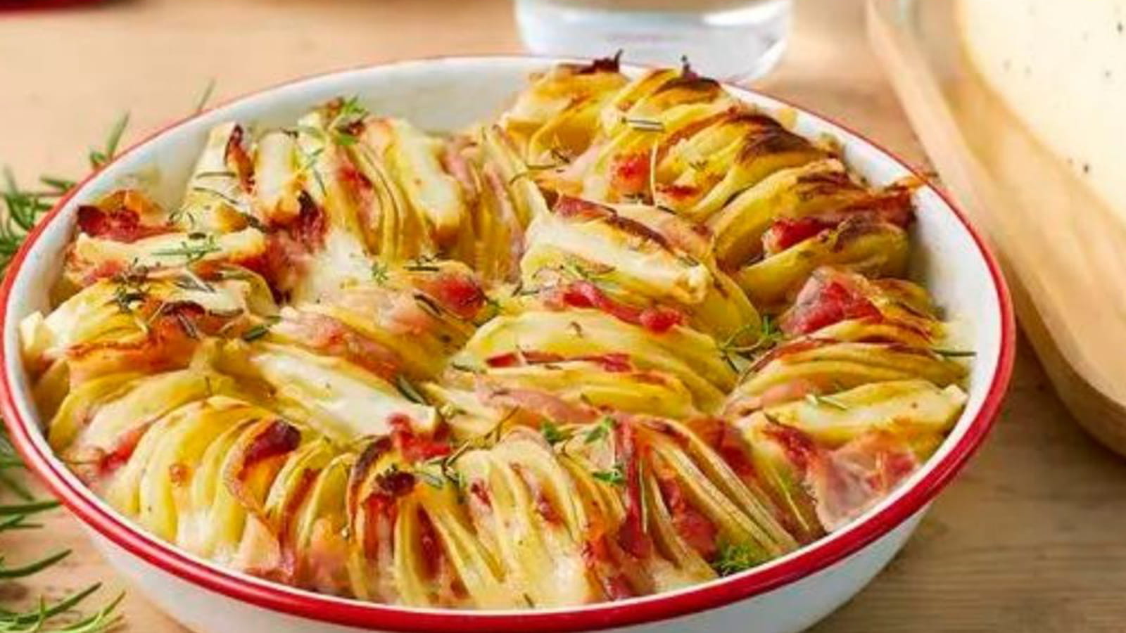 Millefeuille de pommes de terre, fromage et lard