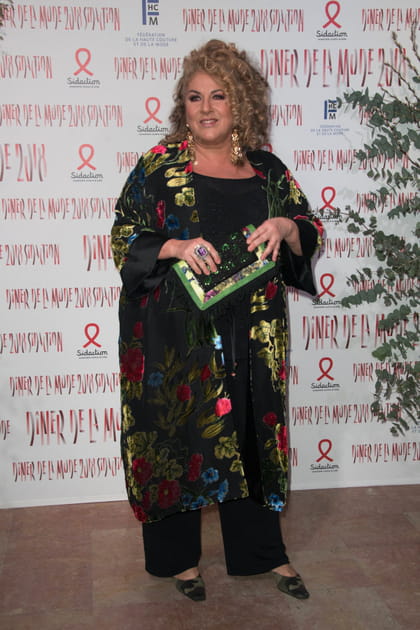 Marianne James en kimono fleuri