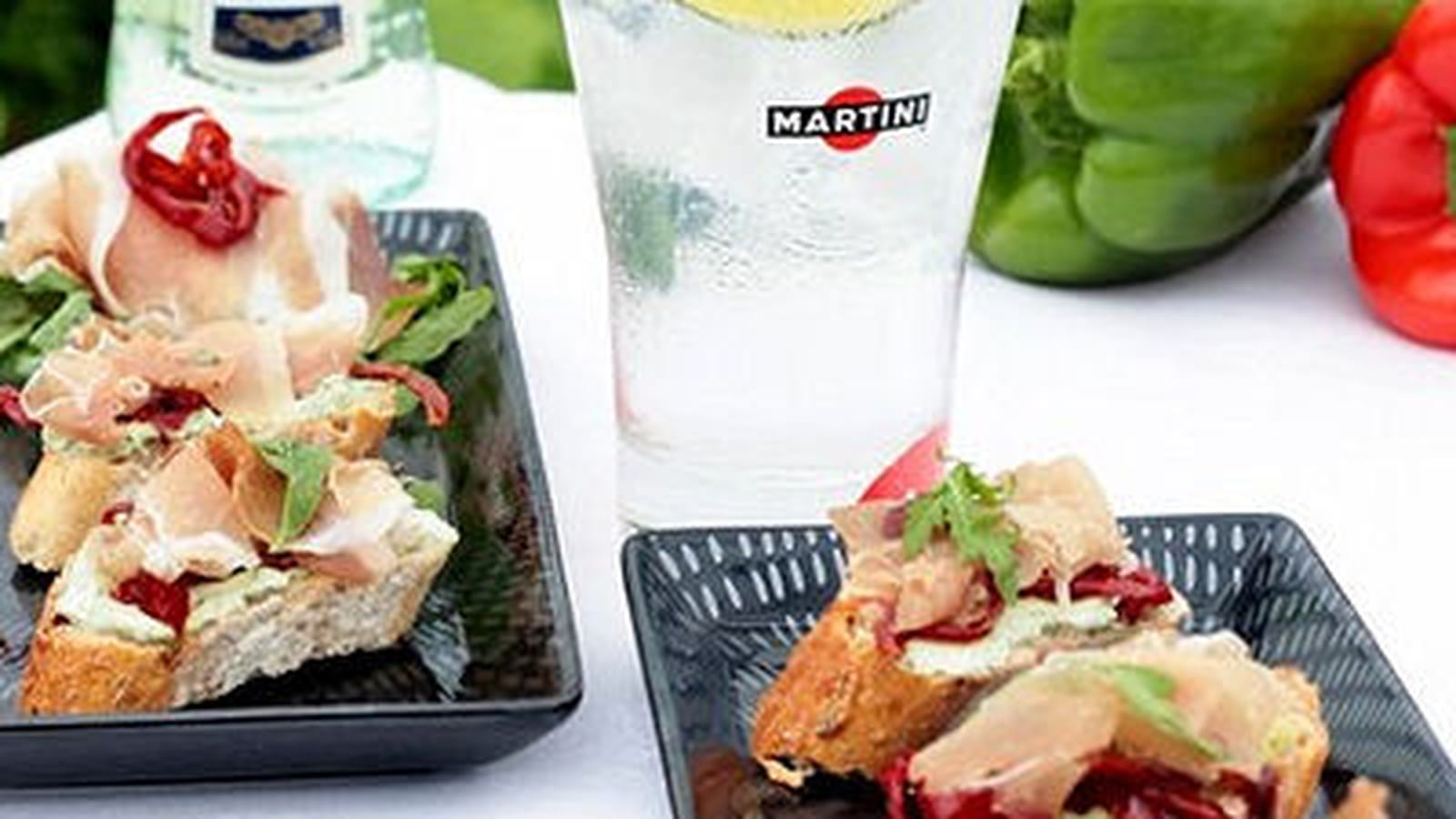 Crostini crème de roquette, poivron rôti au miel et jambon sec