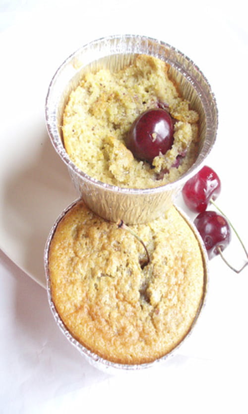 Petits gâteaux au yaourt, cerises et pistaches