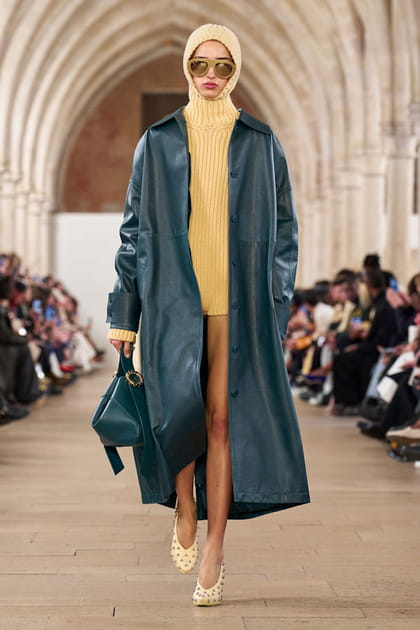 Long manteau en cuir bleu canard et combishort en maille jaune aperçus sur le défilé Lanvin