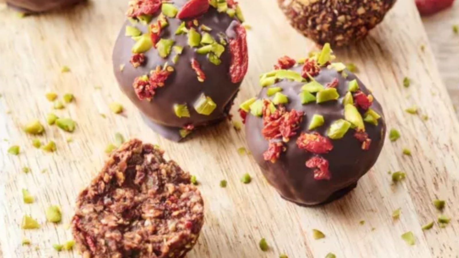 Energy balls au chocolat, baies de Goji Karéléa et pistaches