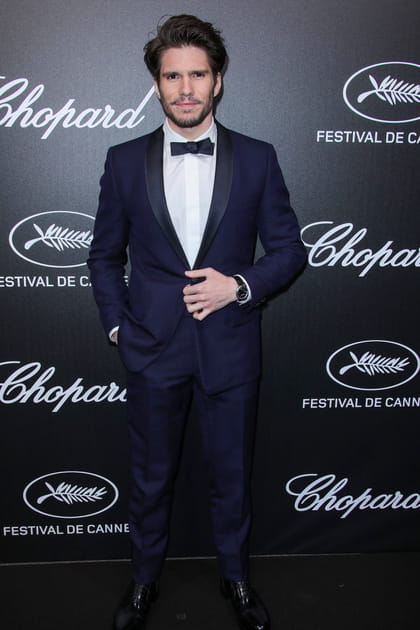 François Civil en costume bleu marine et nœud papillon