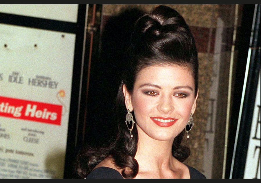 La coiffure boucl&eacute;e de Catherine Zeta-Jones