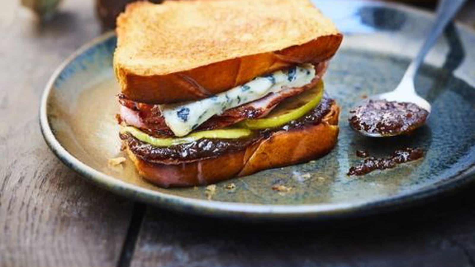 Croque-monsieur brioché au Saint Agur et aux oignons caramélisés