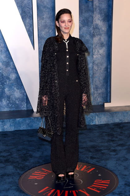 Marion Cotillard en combinaison pailletée et manteau en dentelle