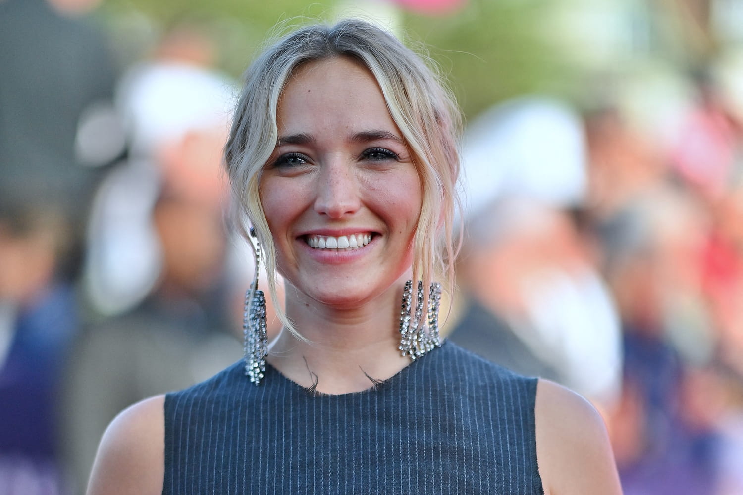 Chloé Jouannet appropriates the last trend in the fall and attracts all eyes to Deauville