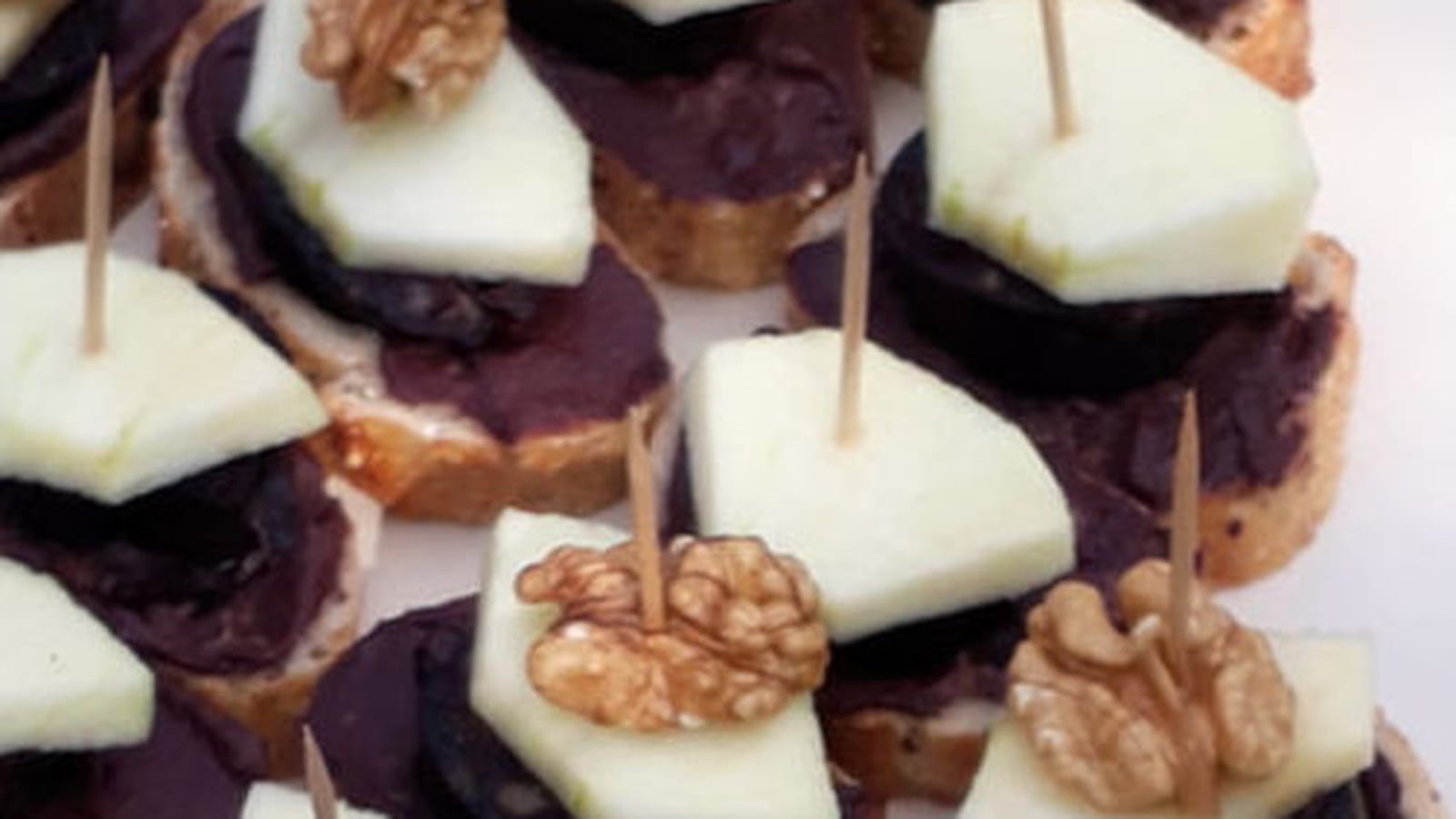Canapés de boudin noir aux châtaignes a la pomme golden et à la moutarde violette
