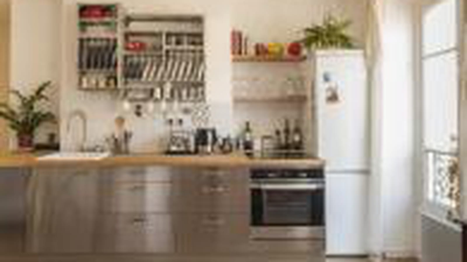 Blanc, bois clair et inox après