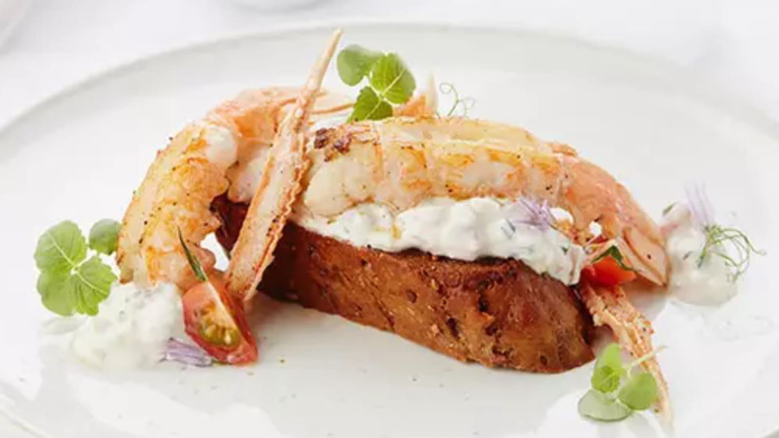 Langoustines, sauce estivale au yaourt grec et toast de pain complet