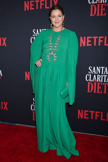 Drew Barrymore en robe longue verte et collier bijoux