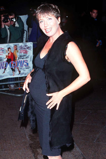 Emma Thompson en robe noire et veste longue sans manches