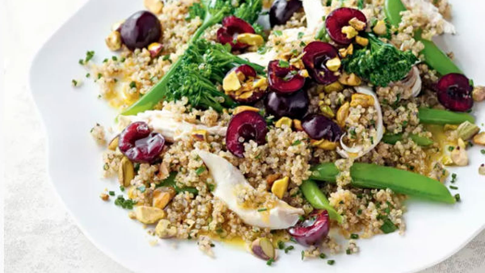 Salade de poulet, brocoli, quinoa et cerises de nos régions